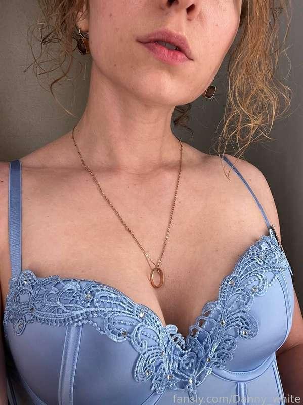 I love to wear his wedding ring on my necklace. Especially when I'm cuckolding him 🥰 Makes it much more noticeable. And more humiliating for him 

#fyp #dannywhite #bra #lingerie #goddess #hotwife #lips #mouth #petite #beautiful 