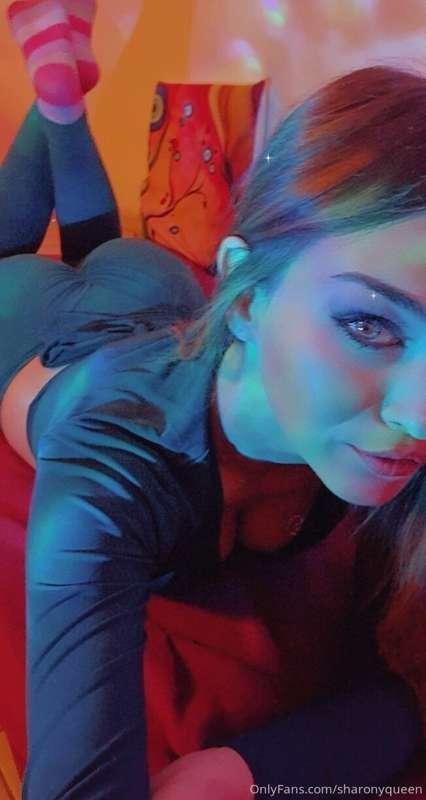Getting cozy in my bed 🍑🍑