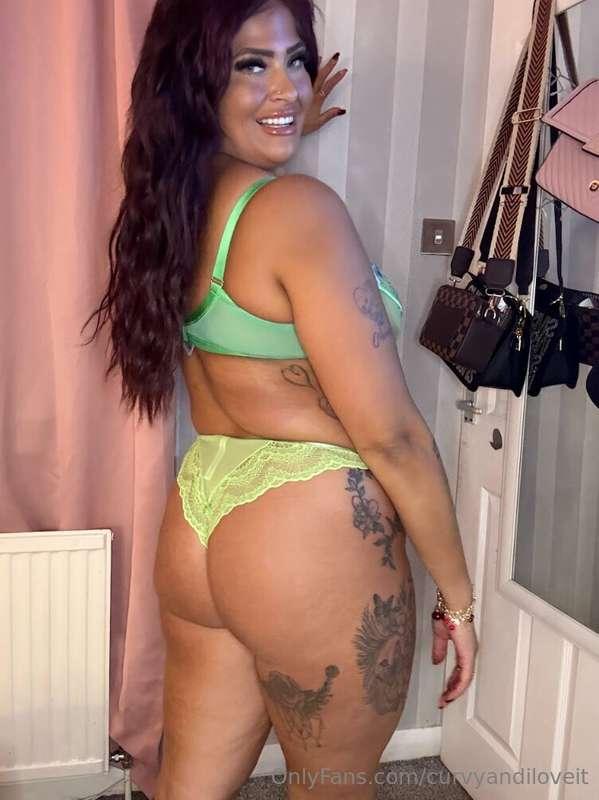 does this colour look good on me babe? 💚