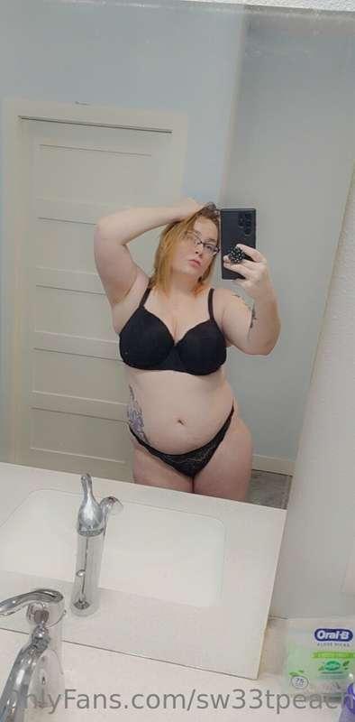 Matching bra and panties make this girl feel extra sexy 😍 🍑