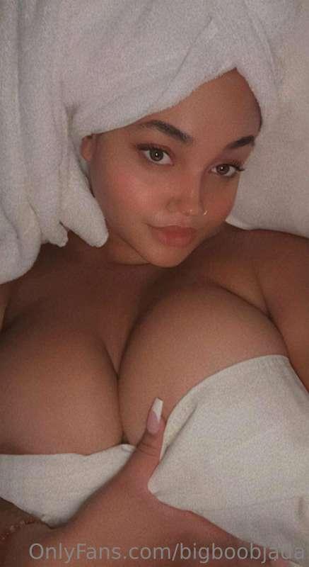 too fine to be layin down in bed alone🥹