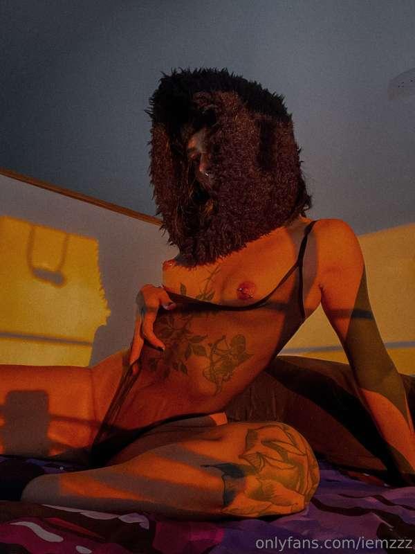 Do not look her eyes