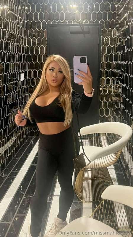 Am I wearing too much clothes?👅