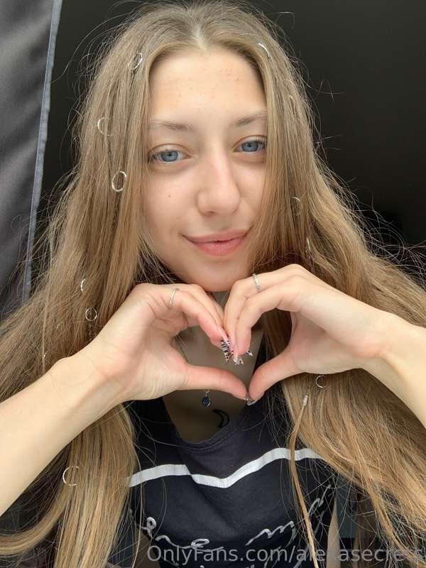 Hello everyone, My name is Alexa and I am 19 years old✨