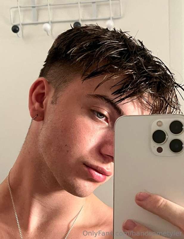 Making moves daily, starting with this hot selfie 🫦