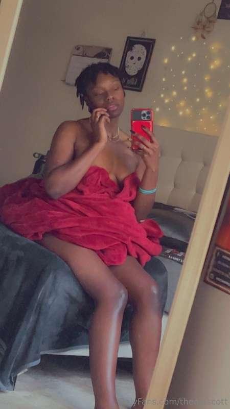 Yes I’m wearing clothes on this lazy Monday ☀️🤭