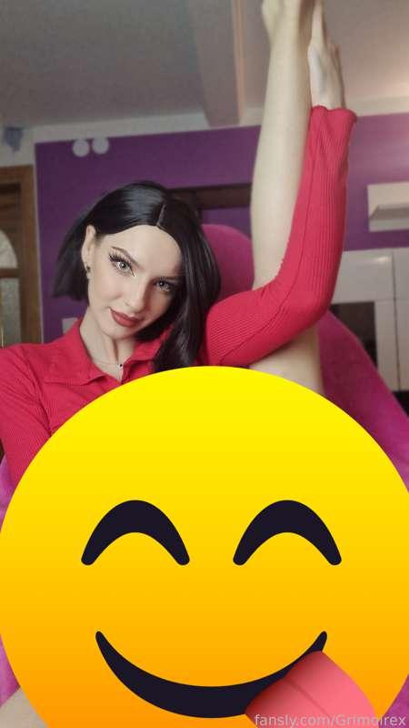 Feeling a bit perverted before stream today 😳 sexy poses + bouncy 🍑 + oiling it up 😚