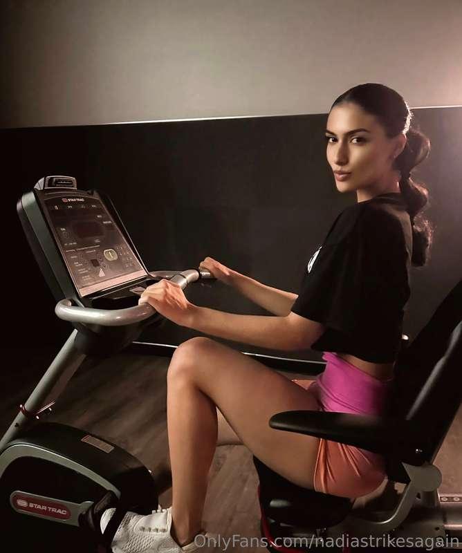…and she bikes 🚴🏻‍♀️😜 haha well ..in the gym today but did y..