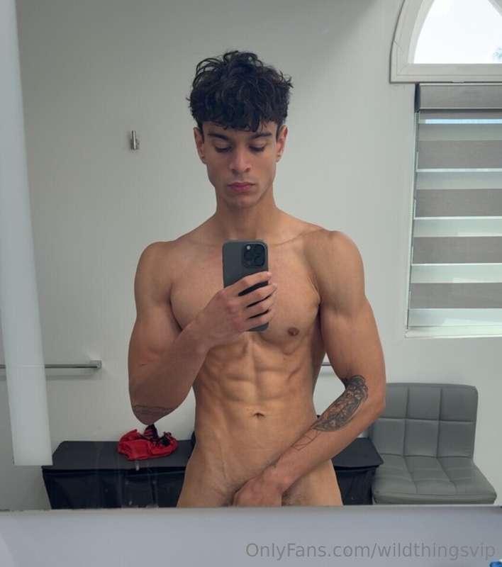 stole brandon & julian’s phone to tell yall im live streamin..