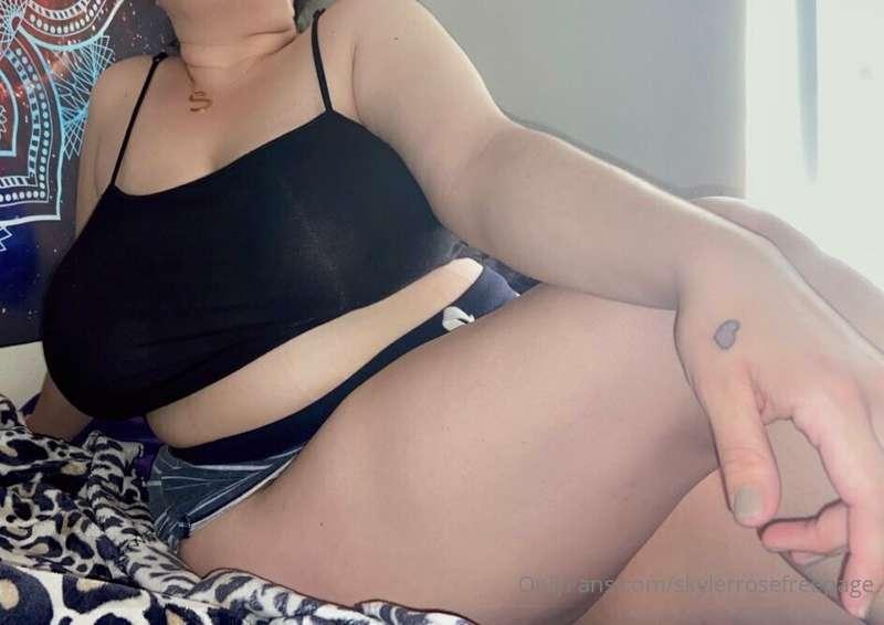 O she thick thick 🤔 Comment some things you would like to se..