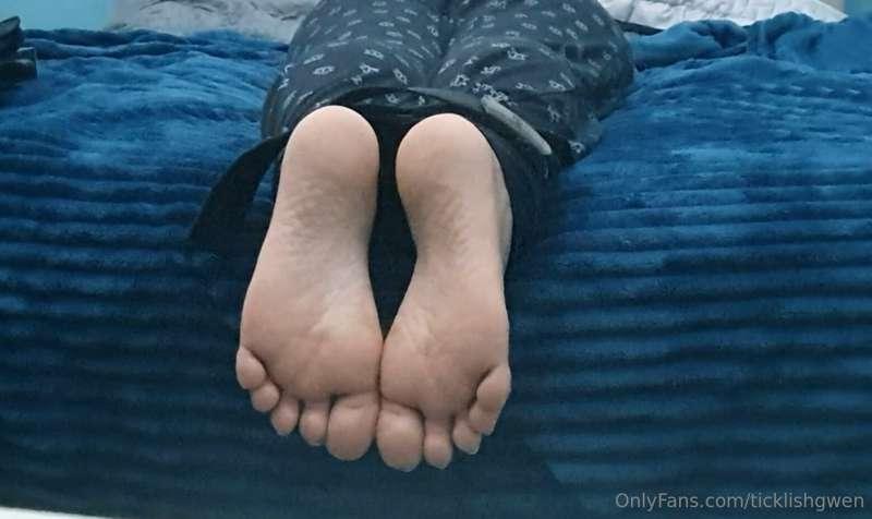 A new tickling video where I laugh hard 😂