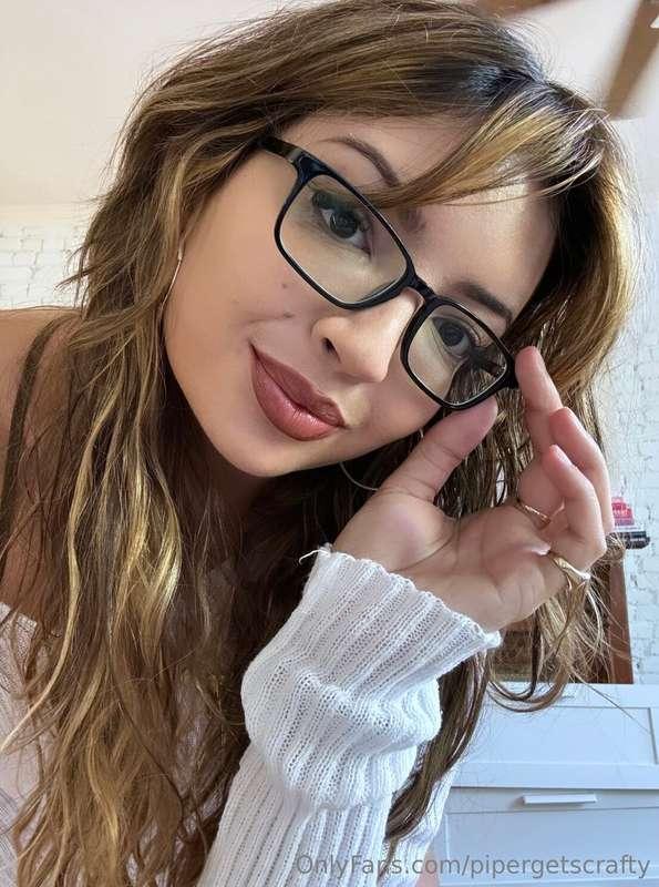 setting up my welding desk behind me 🥰❤️