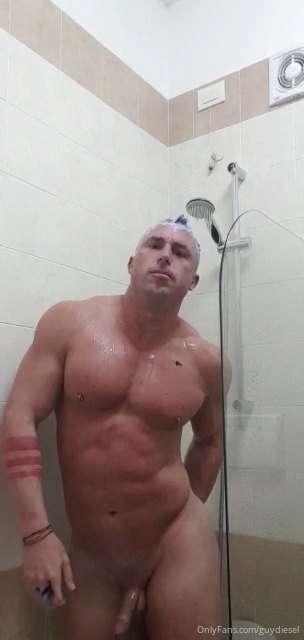 Shower time ! Video to come. Click to see the full pic 😜