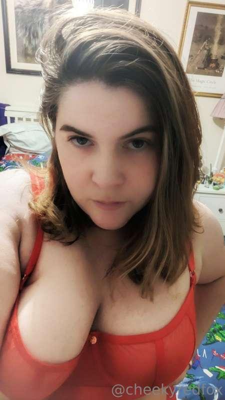 A little more of that spicy red lingerie for you 💋 I promise..