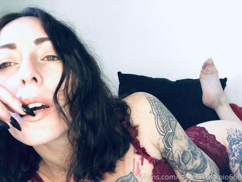 Swipe for a juicy little flash 🤤