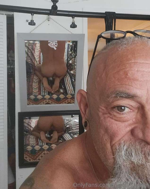 Strategically placed mirrors for the enjoyment of the sling ..