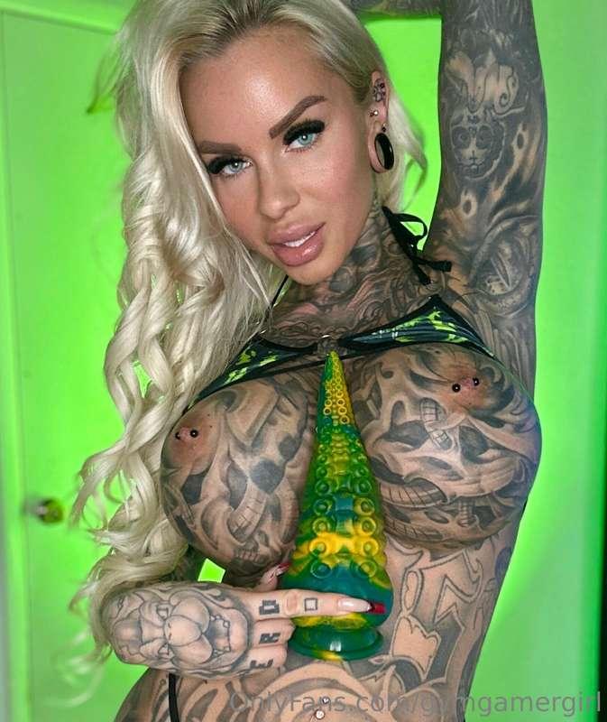 Check your inbox babe 💚 sent out a video with that huge dild..