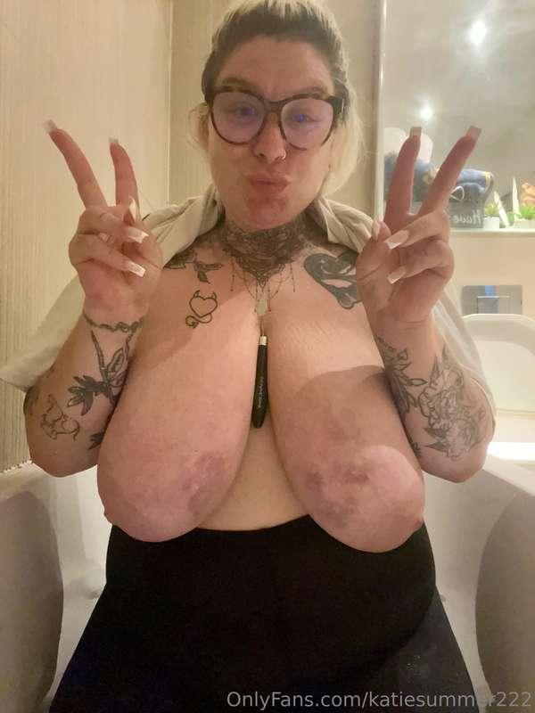 Happy Tuesday. Titties as I do the tiling 🤪🤪🤪