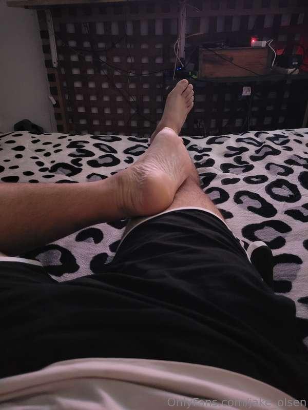 My feet's 🦶👣👣