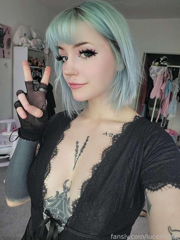 Do you prefer hair up or down ? 
Going out to get sushi! 
I'll show you my fit soon! 

#fyp #egirl #alt #tattoos #shorthair #cute #casual 