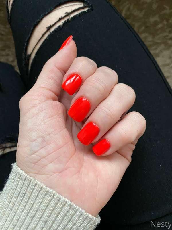 Do you like my red nails? 💅