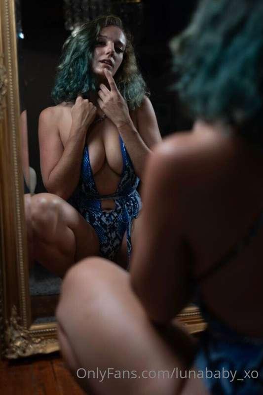 Mirror glances are always so intimate 🪞 or is it just me? 😏 ..