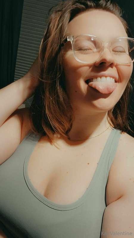 Hey hey I got my hair chopped. Tell me I look cute😘