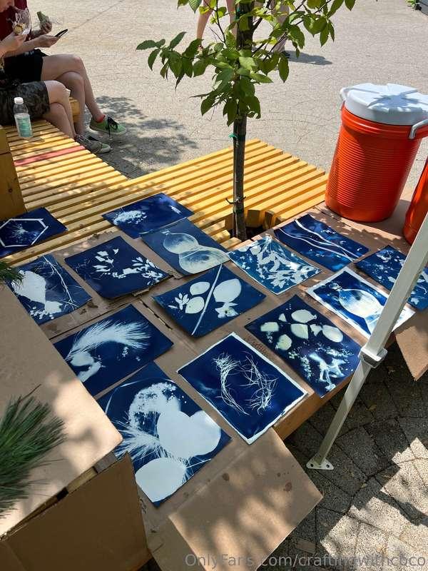 Teaching my friends how to make cyanotypes 🦋I love art and c..