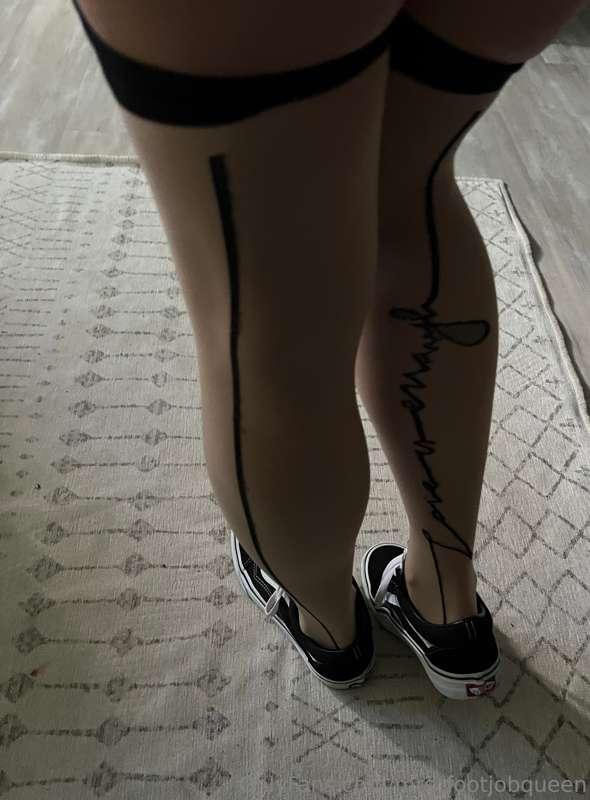 mrs_footjobqueen image #0
