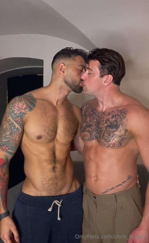 Soon with this Straight guy. Prossimamente con questo sexy r..