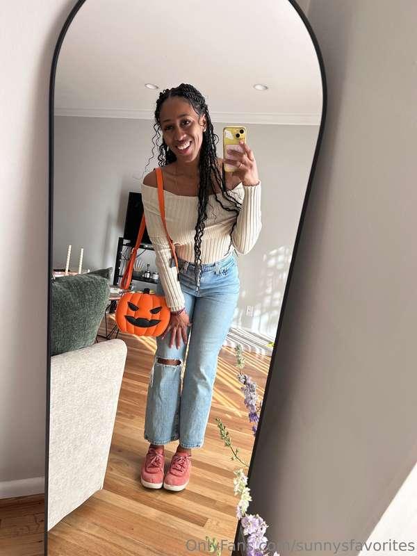 It’s still fall which means I can still rock my scary bag… d..