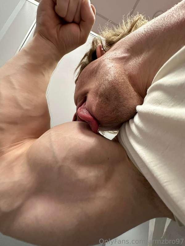 Happy December Guys! Lick that fucking biceps!💪😋