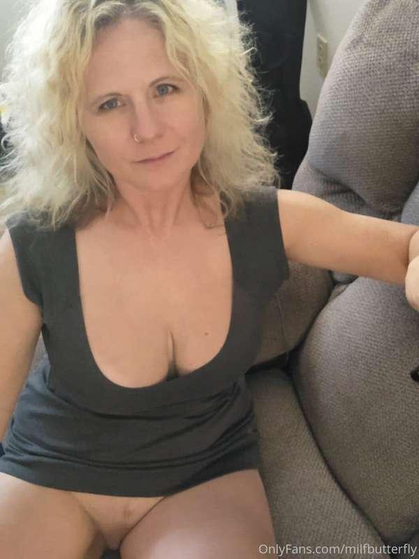 a little pussy peek.