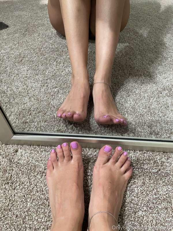 Who likes purple nail polish? DM me and tell me what color s..