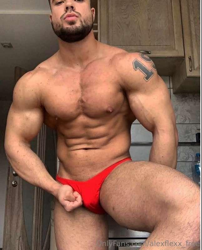 ▫️Handsome, straight bodybuilder 6’2“/246 27 years I am avai..