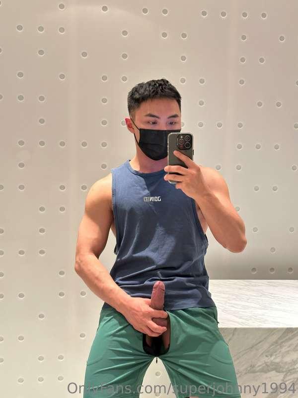 最近購入一件運動褲
但是他有拉鍊，好像挺方便的☺️☺️
A really fun pair of sweatpants ..