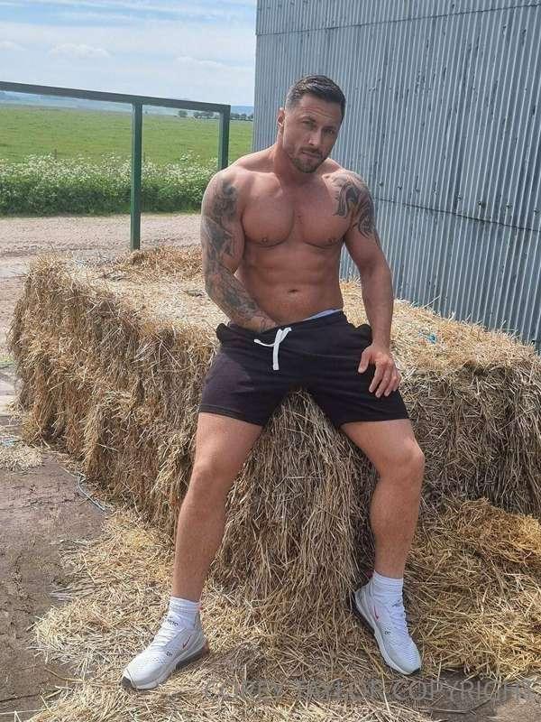 🚔🚨 **UK’s hottest STRIPPER @karlj_stripped with BLUE eyes to..