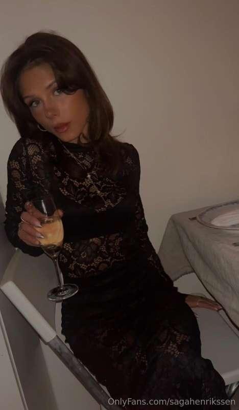 A glass of champagne with me?😘