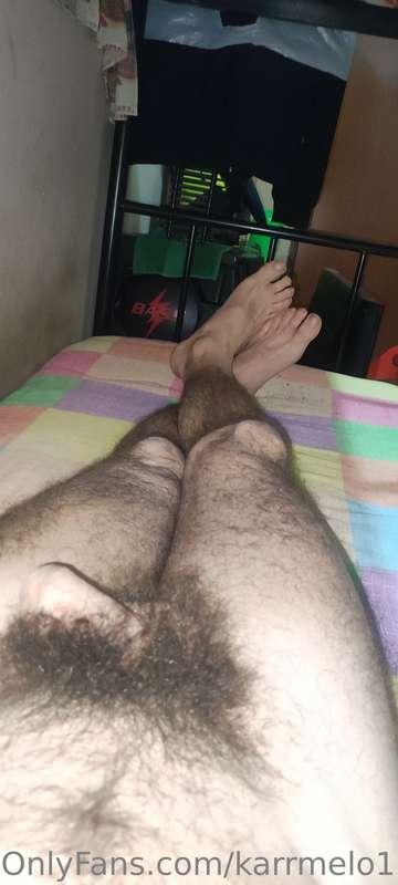 Cazzo duro sborra sui piedi 👣👣