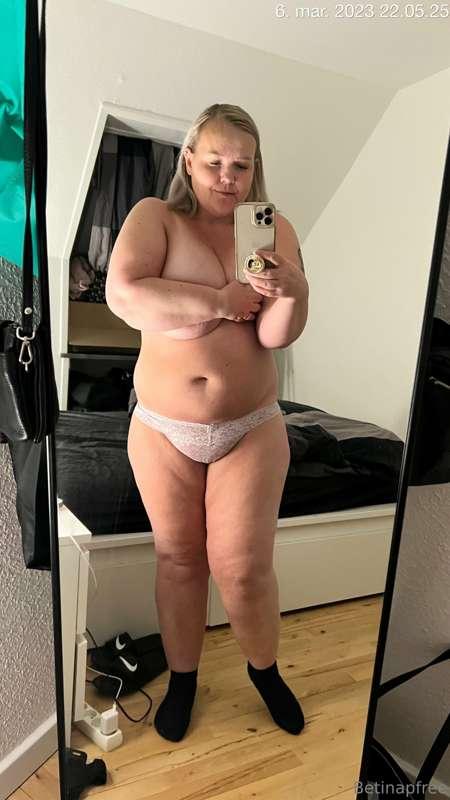 I'm bored and lonely, cum talk to me 💋