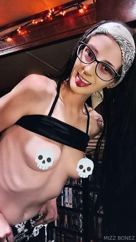 💀Unlock this post to see some very on brand nudes and a puss..
