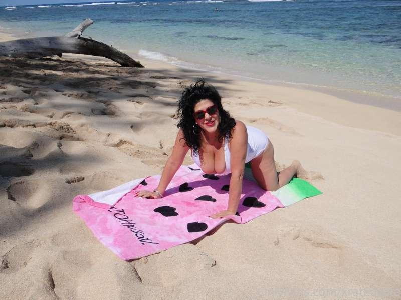 Yes sometimes I get very sandy on the beach lol Feet, Bush, ..