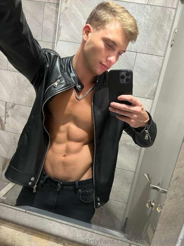 so now u can rate my sexy abs but I don't mind u rating my s..