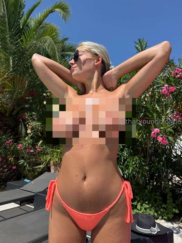 Sunbathing topless for everyone to see😈☀️Spreading my pussy ..