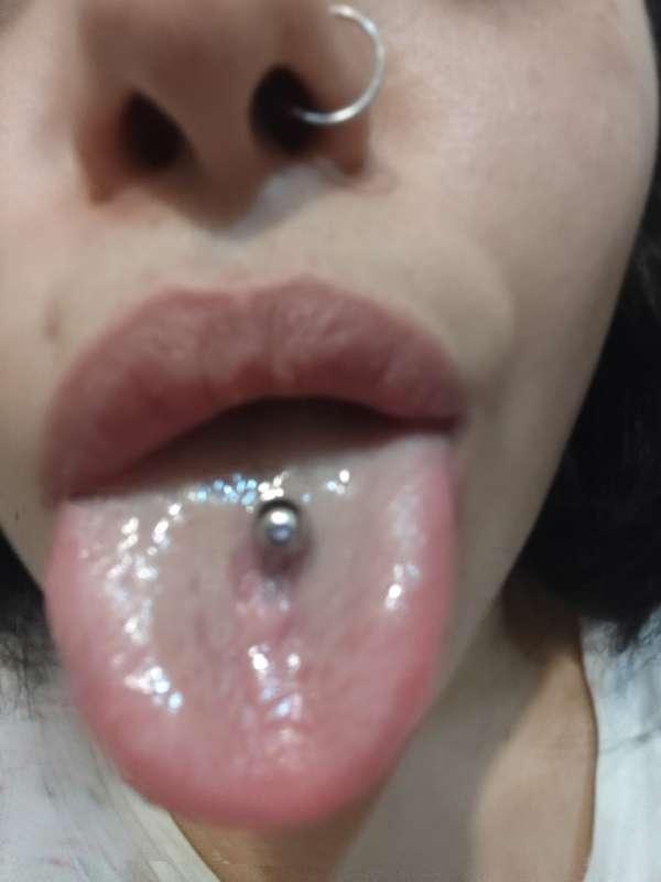 I'm so horny that all four fingers enter my vagina, a specta..