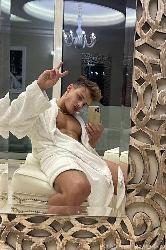 I’m checked my body in the mirror but someone who sucks cock..
