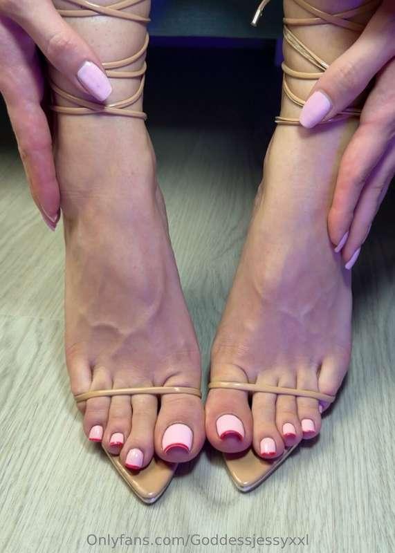 I love this heels and with my pink nails it looks amazing! W..