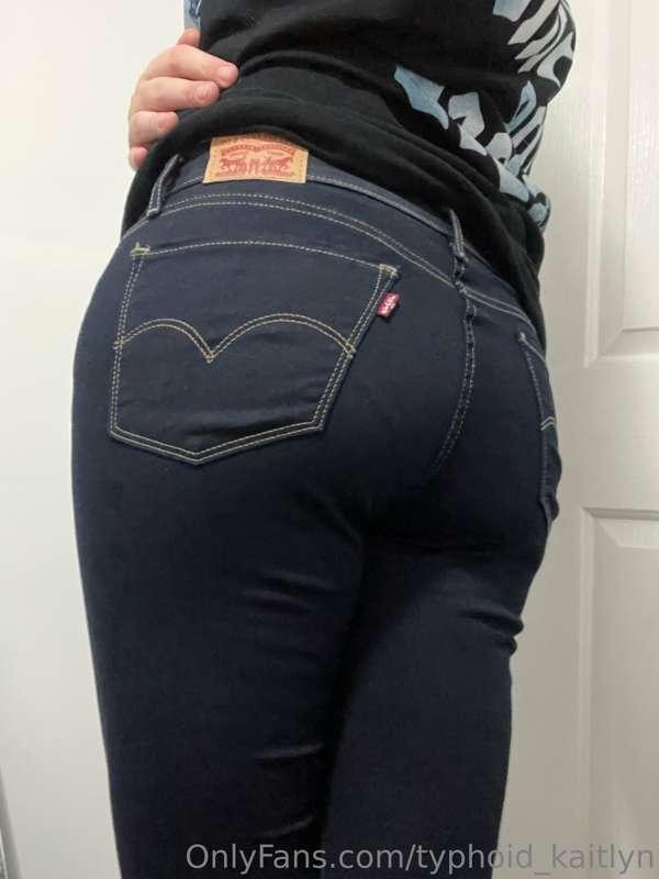 Gonna dump some more clothed stuff

Losing my mind at my thi..