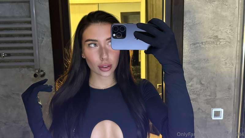 Mirror selfies hit different when the mood does too 😌✨ what ..