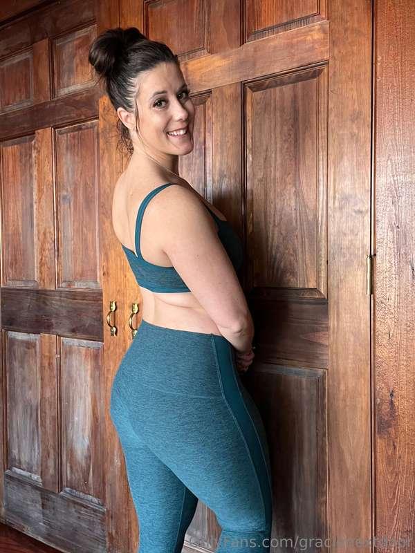 How does the ass look in my leggings? 😝 